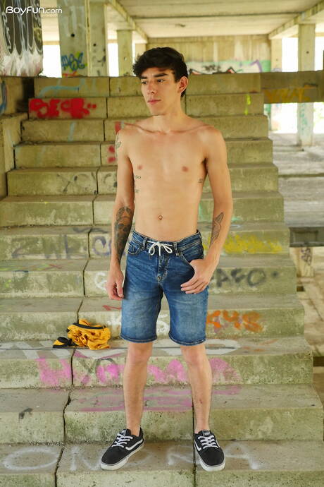 Boyfun: O lindo garoto latino Roman Capellini se despindo e mostrando a bunda