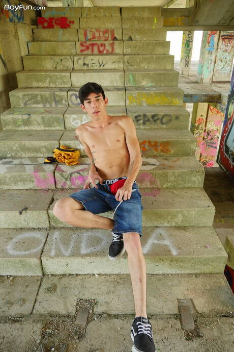 拉丁裔帥哥Roman Capellini脫衣服露出屁股