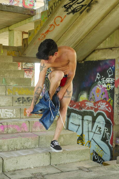 拉丁裔帥哥Roman Capellini脫衣服露出屁股