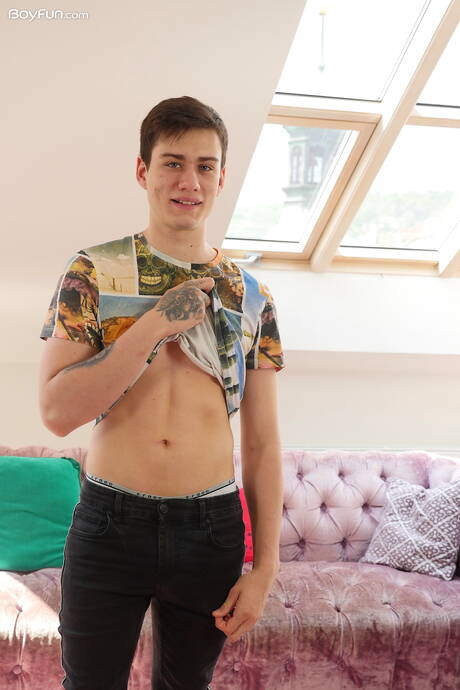 El joven Evan Ryker muestra un hermoso cuerpo