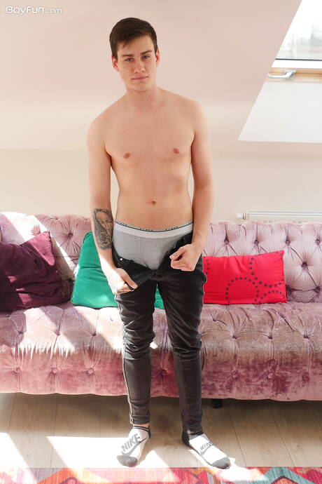 El joven Evan Ryker muestra un hermoso cuerpo