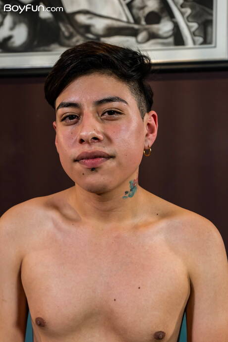 Der heiße Latino-Twink Heber Grant neckt seinen Schwanz