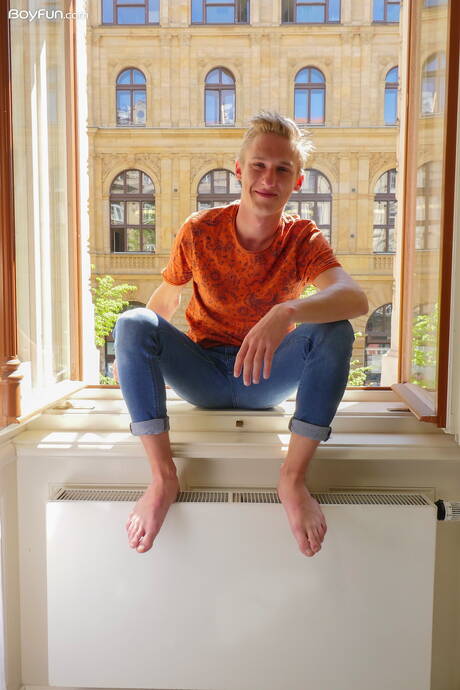 Boyfun: Hot twink Oliver Morgenson posing naked and showing his butt