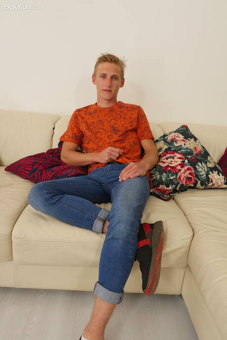 Il ragazzo sexy Oliver Morgenson posa nudo e mostra il suo sedere