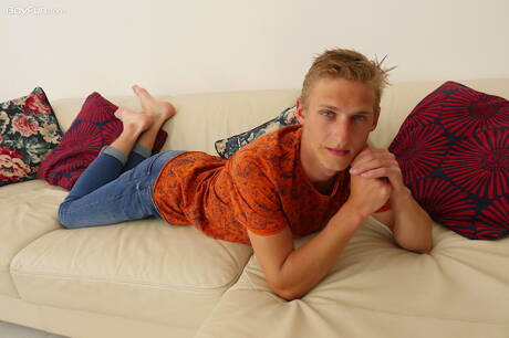 Hot twink Oliver Morgenson posing naked and showing his butt