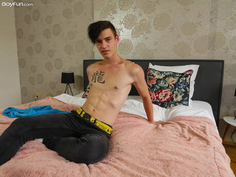 Le jeune Johnny Walsh montre un corps parfait