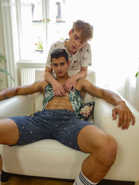 Boyfun: 아름다운 소년 루시안 페어와 어린 루크 기어가 서로를 빨고 섹스하는 모습