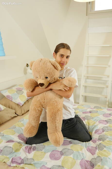 Der heiße Twink Jake Olsen posiert nackt und zeigt seinen Hintern