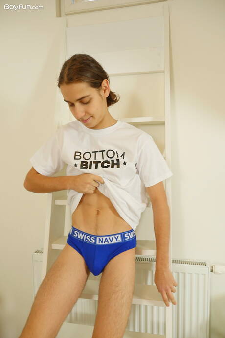 性感小鮮肉傑克奧森裸體擺造型，露出臀部