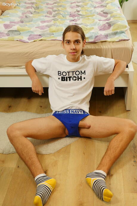 性感小鮮肉傑克奧森裸體擺造型，露出臀部