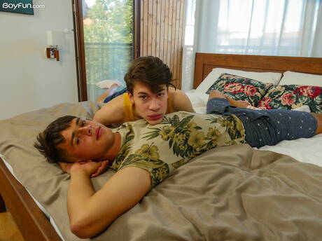 性感小鮮肉丹尼·比安奇和年輕男孩芬恩·哈珀的火熱同性戀行為