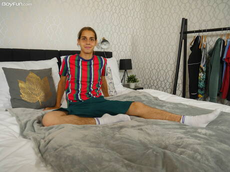 年輕帥哥傑克奧爾森脫衣服，露出緊實的臀部