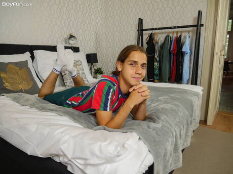 Der junge Kerl Jake Olsen zieht sich aus und zeigt seinen knackigen Hintern