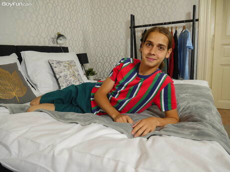 年輕帥哥傑克奧爾森脫衣服，露出緊實的臀部