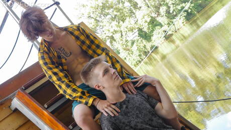 Zwei tschechische Jungs, der schöne Junge Johnny Walsh und der heiße Twink Tony Milak, ficken den Arsch, nachdem sie draußen einen Schwanz gelutscht haben