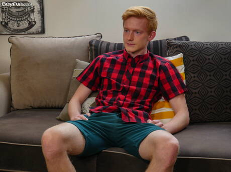 Hot twink Tom Malone posing naked and showing hot butt