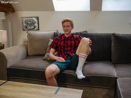 Der heiße Twink Tom Malone posiert nackt und zeigt seinen heißen Hintern