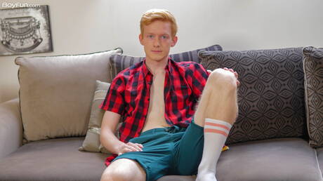 Der heiße Twink Tom Malone posiert nackt und zeigt seinen heißen Hintern