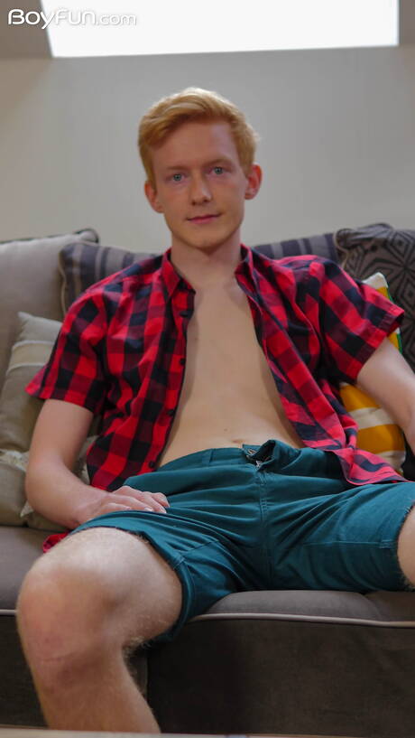 Der heiße Twink Tom Malone posiert nackt und zeigt seinen heißen Hintern