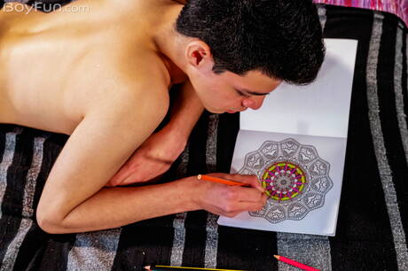 Die junge Audrey Jones neckt seinen Schwanz