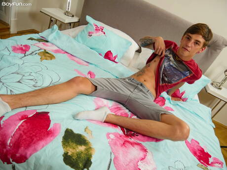 Der schöne Junge Beno Eker posiert nackt und zeigt seinen Hintern