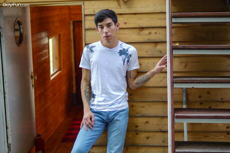 拉丁帥哥 Roman Capellini 在戶外脫衣服露出屁股