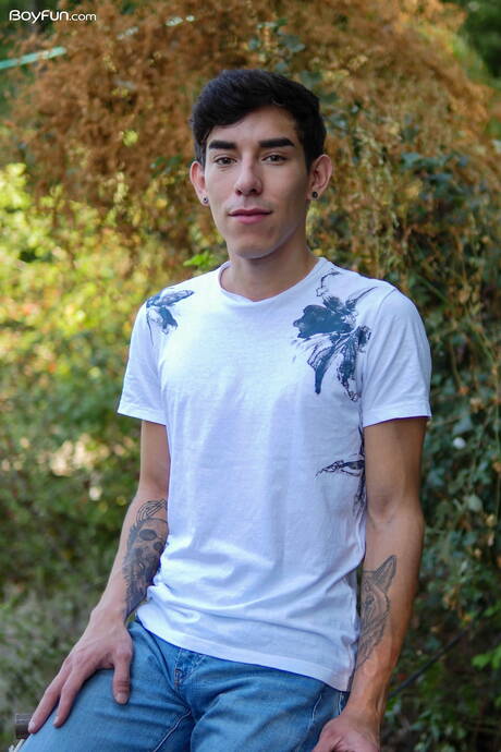 ラテン系のイケメン、ローマン・カッペリーニが服を脱いで屋外でお尻を見せる