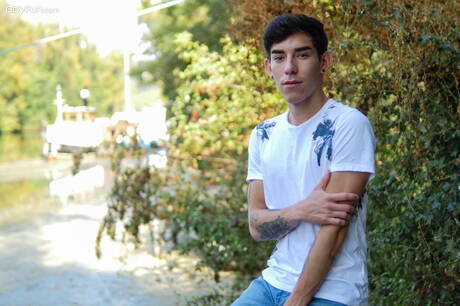 拉丁帥哥 Roman Capellini 在戶外脫衣服露出屁股