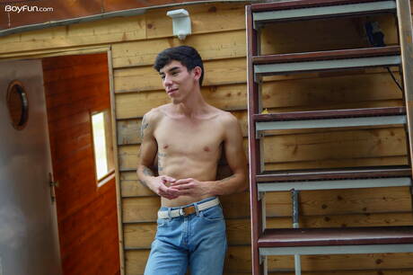 拉丁帥哥 Roman Capellini 在戶外脫衣服露出屁股