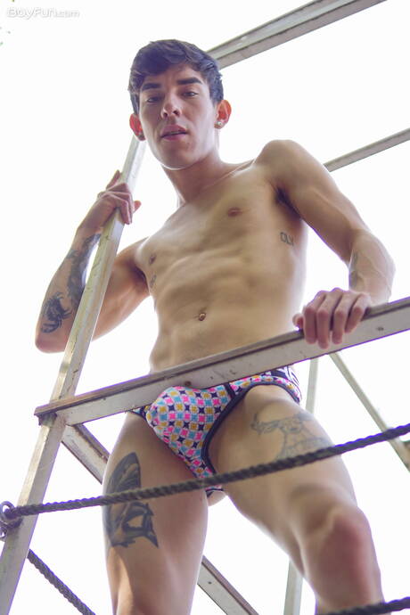 Boyfun: O latino Roman Capellini se despindo e mostrando a bunda ao ar livre