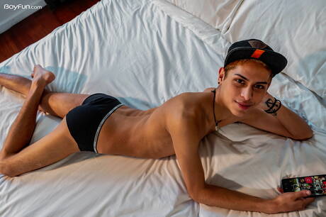 ラテン系の少年トミー・アミールがおもちゃで遊ぶ