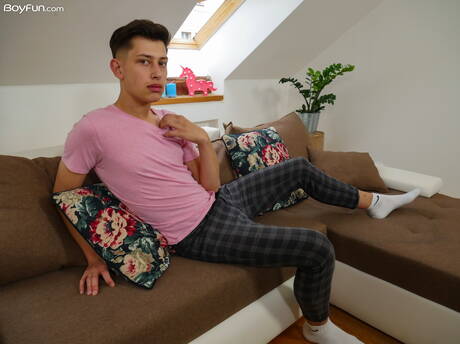 Der heiße Twink Danny Rose zieht sich aus und zeigt einen schönen Hintern