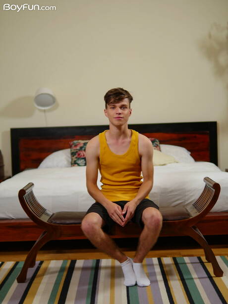 Ładny chłopak Jean Gilliam pozuje nago