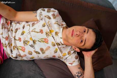 Jonge kerel Miles Gallagher speelt met zijn pik