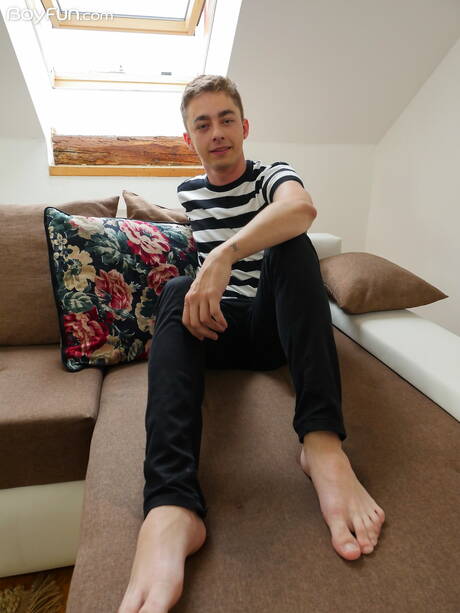 Der heiße Twink Jack Flynn zieht sich aus und zeigt seinen Hintern