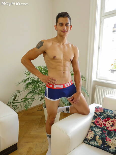 Piękny czeski chłopak Luke Geer rozbiera się i pokazuje ładny tyłek