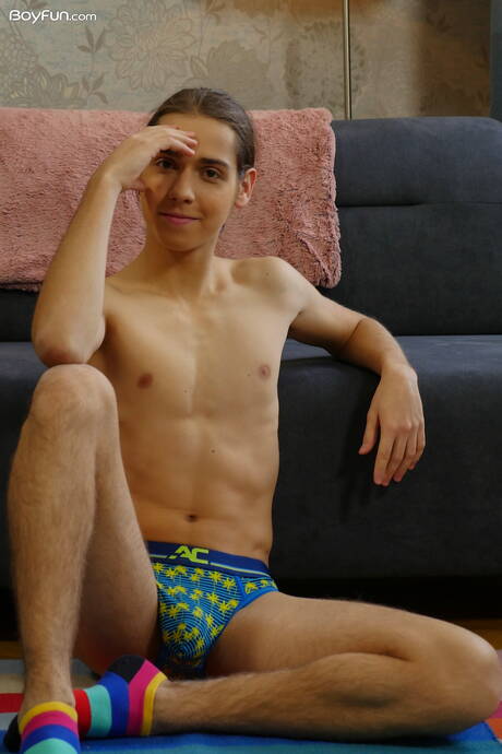 Der junge Kerl Jake Olsen posiert nackt