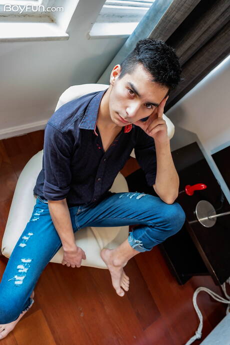 Il giovane latino Francis Gerard gioca con un giocattolo