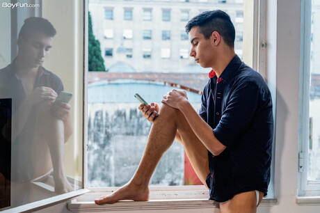 Le jeune latin Francis Gerard joue avec un jouet