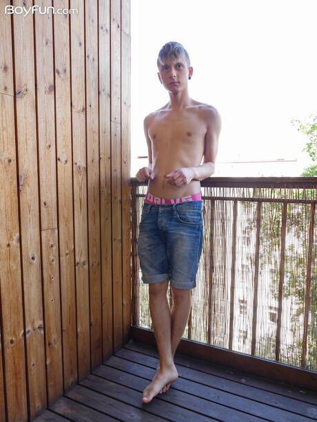 Młody Peter Polloc rozbiera się i pokazuje ładny tyłek