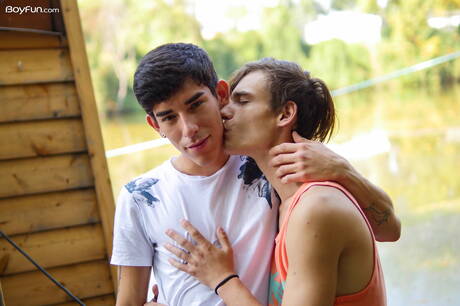 帥哥 Johnny Walsh 和帥哥 Roman Capellini 在戶外上演熱辣情侶戲