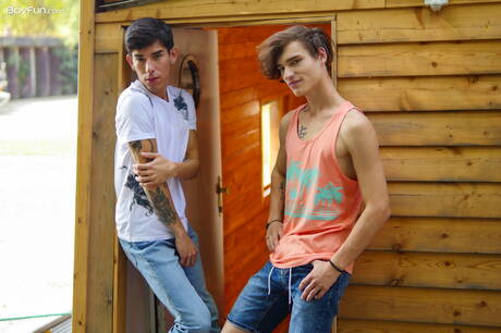 帥哥 Johnny Walsh 和帥哥 Roman Capellini 在戶外上演熱辣情侶戲