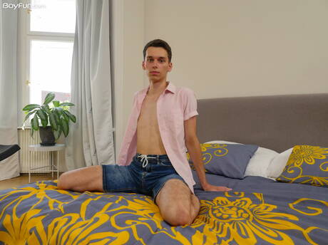 Piękny chłopak Darin Boswell rozbiera się i pokazuje ładny tyłek