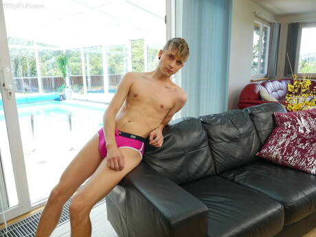 El joven Peter Polloc masturbándose