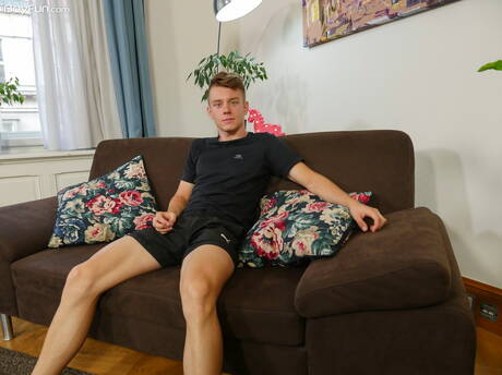 Il bel ragazzo ceco Mark Troy posa nudo e mostra il suo culo stretto