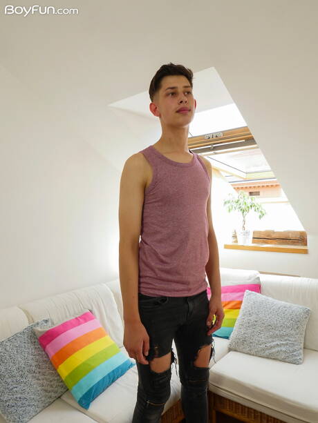 Twink Danny Rose posing naked