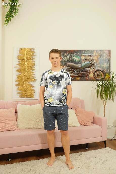 年輕帥哥 Jacob Dolce 脫衣服，露出緊實的臀部