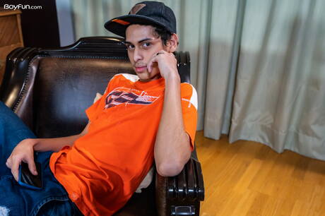 ラテン系のイケメン、トミー・アミールがチンポを弄ぶ