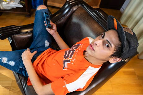 ラテン系のイケメン、トミー・アミールがチンポを弄ぶ