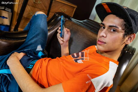 ラテン系のイケメン、トミー・アミールがチンポを弄ぶ